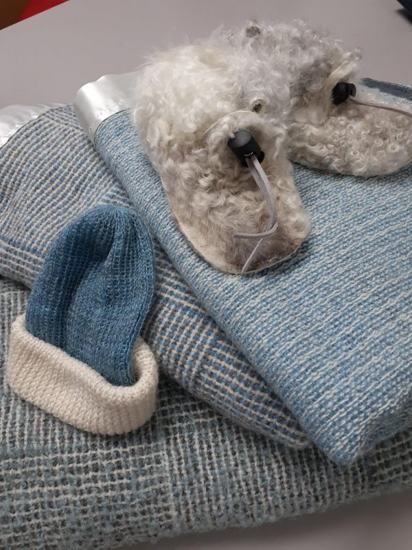 Woven Chalet Cot Blanket - Image 2