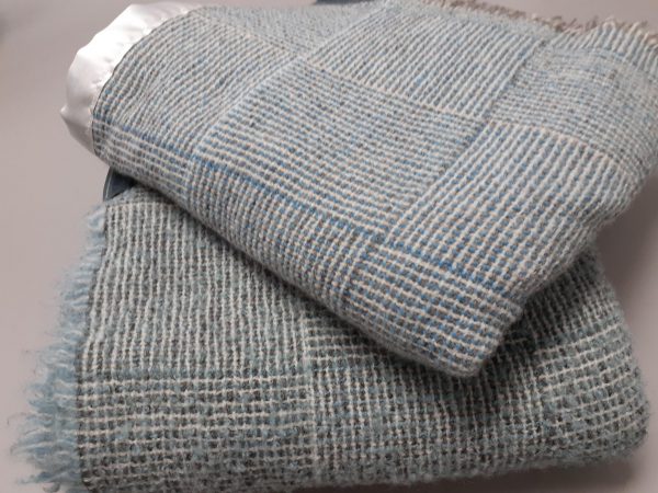 Woven Chalet Cot Blanket - Image 3